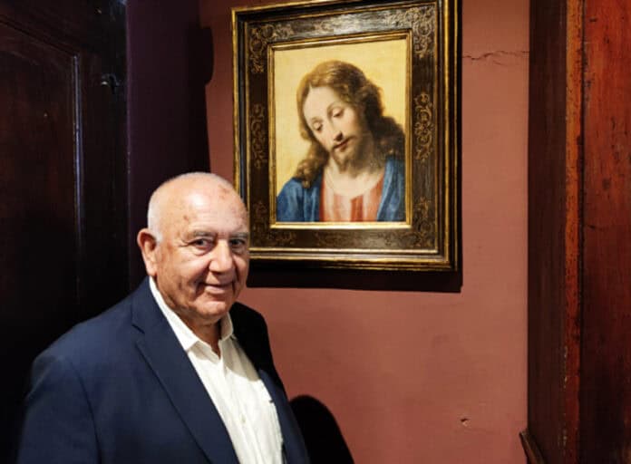 Il presidente del Calcit Valdarno fiorentino Mario Bonaccini accanto al quadro 